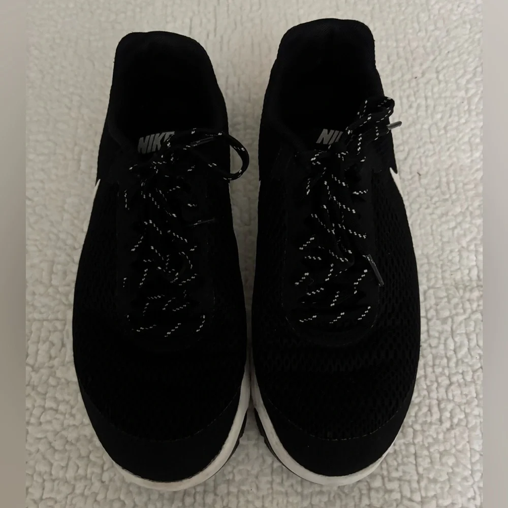 Nike sleek black
